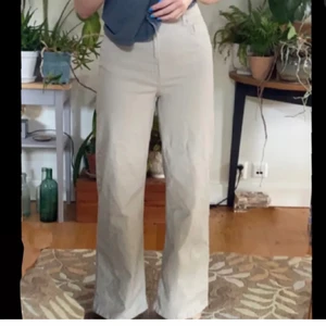 zara jeans - fina zara byxor! grå beige färg som sitter perfekt i midjan! Lägger upp igen pga oseriös köpare. Jae 171 cm lång.