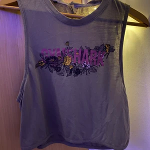 Gymshark Crop-Top - Croppat linne som sitter löst, bra till träning eller att ha hemma.