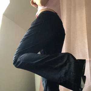 Low waist jeans - Super snygga low waist jeans!! Sitter som ett oss kostymbyxor och är super stretchigt och skönt material!😍❤️❤️ midjemått 80 innerbenslängd 79