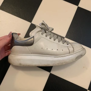 Alexander Mcqueen - Vita sneakers från Alexander McQueen, köpt på MyTheresa för 1,5 år sedan. Använt skick därav priset, går att tvätta och fixa upp så de blir renare och fräschare. Skicka PM för fler bilder. Pris går att diskutera vid snabb affär. 