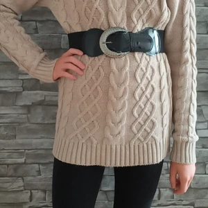 Stickad tröja - En snygg stickad tröja från ellos. Storlek 38/40. 150 kr + frakt. Buda gärna i kommentarerna. Skärpet tillkommer ej.