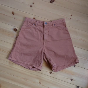 Jeanshorts monki - Jeanshorts från monki strl 29. Svårt att beskriva färgen men puderrosa/ljus orange. Nästan aldrig använt dem. Dem va uppvikta i benen när jag köpte dem. 