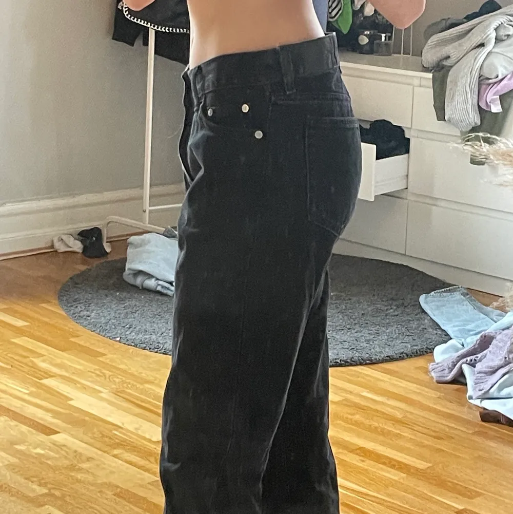 Säljer dessa trendiga mid/low waisted jeans med straight legs från Weekday. De är i storlek 26/32 och är i nyskick. Säljer för 150kr+frakt . Jeans & Byxor.