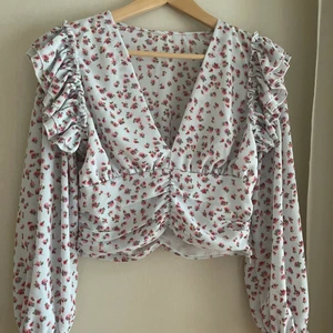 Blommig blus  - En ny blommig blus. Storlek M 