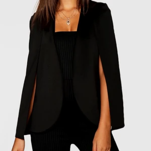 Kavaj jacka  - Kavaj jacka menad för finare tillfällen & klänningar osv. Helt oanvänd, köpt inför studenttiden. Passar XS-S, köpt för 250kr säljes för 80kr + frakt 62kr eller spårbart 66kr