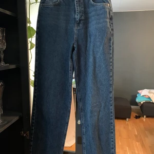 Jeans  - Mörkblåa raka jenas med högmidjade storlek 36. Oanvända.