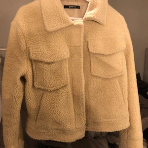 Teddyjacka  - Säljer min teddyjacka från Gina tricot, använd en säsong sparsamt några få antal gånger. Säljer pågrund av att den är för liten. Storlek 34 men är som en 36☺️ nypris: 499kr