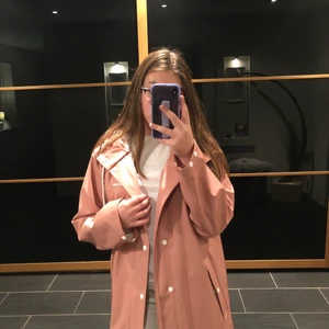 Rosa regnjacka - Säljer min älskade rosa regnjacka från Tretorn pga att den inte kommer till användning mer😊 Jackan har endast använts ca 3 ggr men har inga skador. Jackan har inget foder och kan få anpassas efter alla väder🥰 Nypris: 600kr