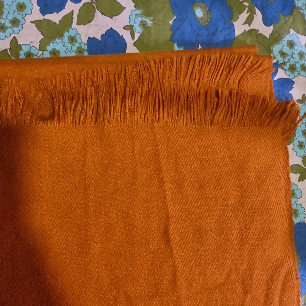 Stor och härlig orange/roströd halsduk!🥰📦 15 kr. Samfraktar för 66 kr 😊. Accessoarer.