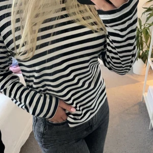 Randig tröja  - Jätte fin randig långärmad tröja i storlek XXS men sitter som en S. Betalning sker via swish och köparen står för frakten 💙💙