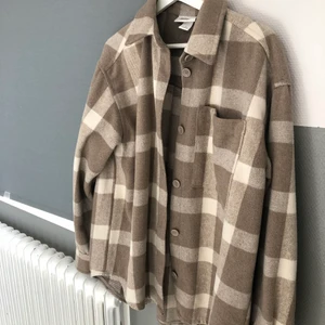 Rutig jacka från monki - Säljer denna jättefina jacka/kappa från monki som tyvärr inte kommer till användning längre. Den är i storlek S men passar som M också. Kommer inte ihåg vad jag köpte den för men runt 300-500 