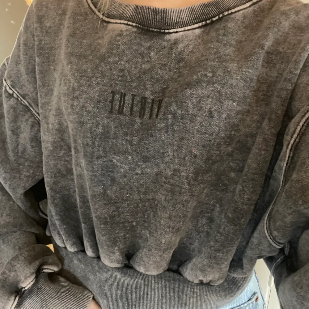 Säljer denna coola sweatshirt från bershka. Den är endast använd en gång och är precis som ny. Den är i storlek M men passar S med. Frakt tillkommer men den kostar 70kr 💞. Tröjor & Koftor.