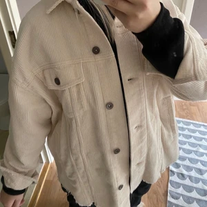 Manchester jacka - Manchester jacka ifrån zara, rtp använd 2 gånger eller nåt! Som ny💕 köpare står för frakt 