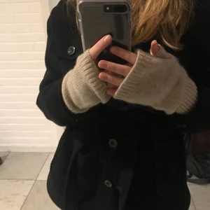 Kappa and other stories  - Jättefin och nästintill oanvänd svart höstkappa från And Other Stories. Nypris 1300kr