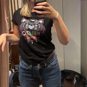 Kenzo T-shirt❤️‍🔥 - Säljer den här snygga kenzo T-shirt pågrund av att jag inte använder den längre den är i strl XS❤️‍🔥 Köpte den för 1100kr och säljer den för 400kr priset kan alltid disskuteras❤️‍🔥