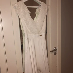 Vit klänning  - Vit klänning med öppen rygg. Klänningen är köpt för 500kr och endast använd en gång, storlek S. Köpare betalar ev frakt.