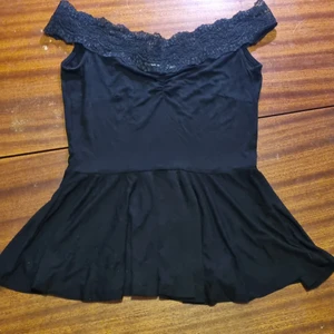 Spets topp - Jättefin svart topp med spets. Storlek s. 15 kr. Samfraktar vid köp av flera varor för 66 kr 📦❣