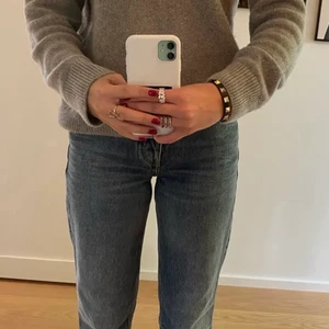 Mid Rise zara jeans  - Säljer dessa jätte snygga mid Rise jeansen från zara i storlek 36. Köpta i vintras men inga defekter! Slutsålda och finns inte kvar på hemsidan längre💕💕