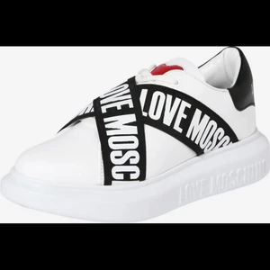 Love moschino sneakers  - Hej! Säljer ett par sneakers i storlek 39. De är använda endast 1-2 gånger. De är i fint skick och väldigt bekväma. Hör av er vid intresse!