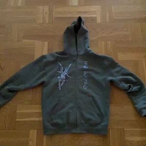One of one hoodie  - grön one of one hoodie, alla diamanter sitter kvar och är i toppskick. Aldrig använd 