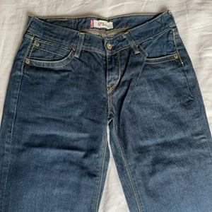 Levis 572 bootcut - Sparsamt använda bootcutjeans från levis. Lite slitage längst ner (se bild 3). Byxorna är låga i midjan. Storlek S/XS💖