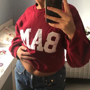 Sweatshirt med tryck- BAMA - En SÅÅ skön mörkröd sweatshirt med trycket BAMA. Köpt på Beyond Retro. Den är strl M men funkar för långa storlekar beroende på vilken passform man vill ha❤️