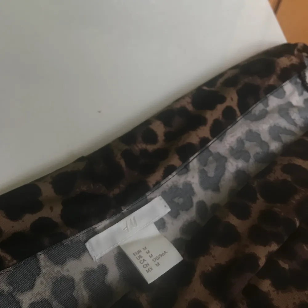 En riktigt snygg off-shoulder tröja i leopardmönster🐆 Ett skönt och åtsittande material, som ny! Fraktavgift ingår inte i angivet pris. Toppar.