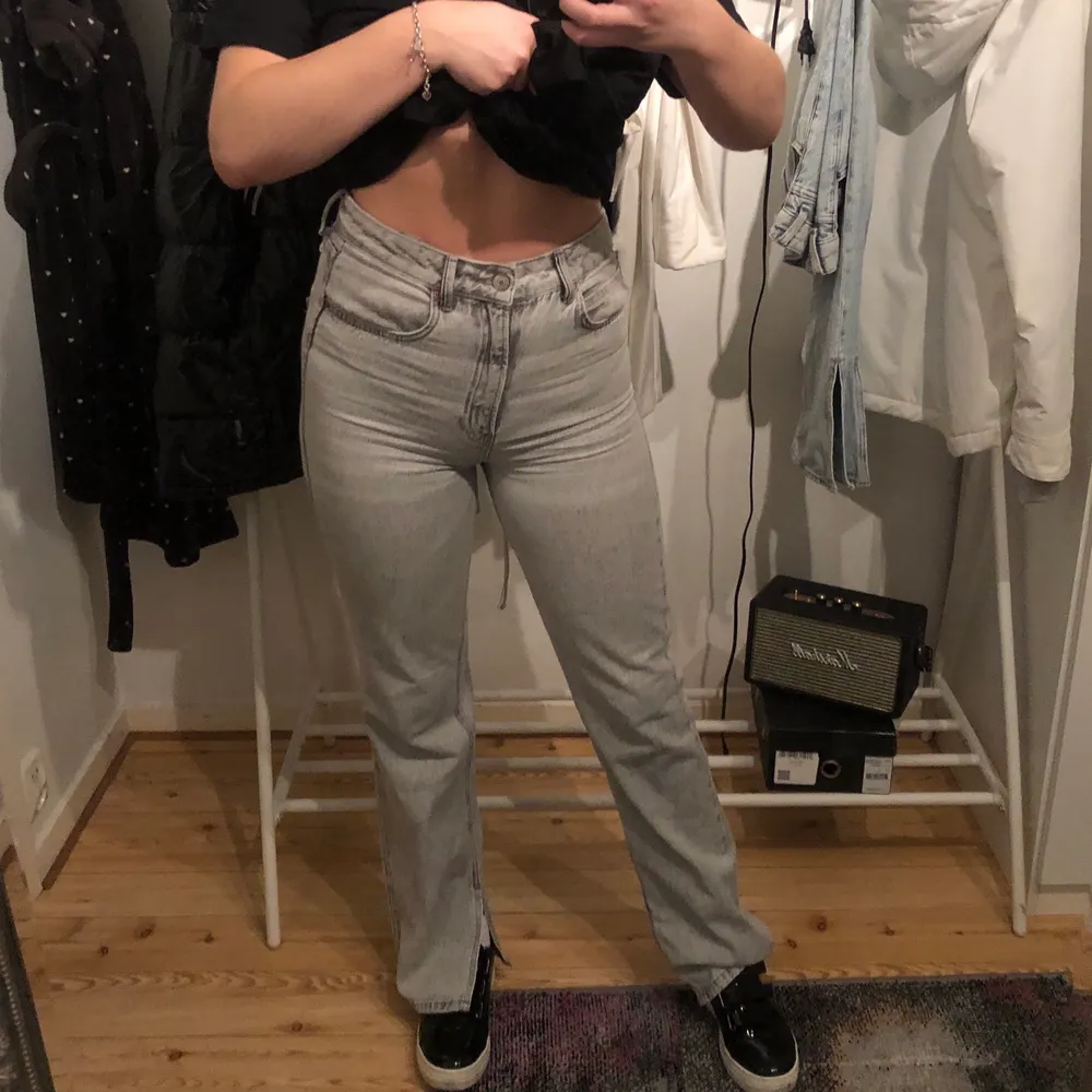 Grå jeans med slits i storlek 38! 180 kr + frakt ☺️. Jeans & Byxor.