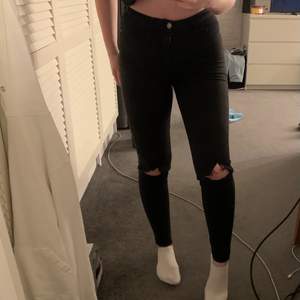 Svarta jeans ”Molly” från Gina tricot. Hålen på knäna har jag gjort själv😍 Sitter väldigt skönt och anpassar sig bra efter kroppen🥂 Storlek S ❗️Frakt tillkommer❗️