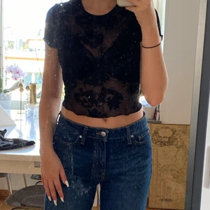 Dark topp - Genomskinlig topp med drakmönster. Skitcool och nästan aldrig använd. Xs men passar mig som är S. Står inte för frakt men kan mötas i Stockholm