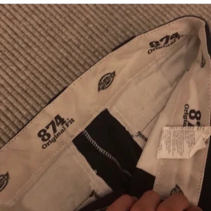 dickies 874 svart  - Jag köpte de svarta här på plick men dom passade tyvärr inte mig, så säljer dom för samma pris. (Förra säljarens bilder)