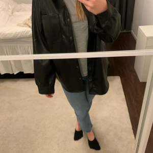 Skinn jacka  - Lägger upp min skinn skjorta/jacka från hm som är super snygg nu till hösten🖤🖤