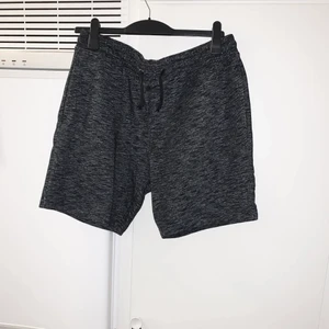 Helt nya mjukis shorts  - Helt nya mjukis shorts, Str: L, Modell: Herr, Skick: Helt nya, Pris: 100kr.  Kolla gärna in mina andra inlägg, Vid intresse av fler varor så fixar jag ett bra paketpris!  