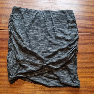 Grå kort kjol - Minikjol s. 15 kr.samfraktar vid köp av flera varor för 66 kr 👍💕📦 obs! Först till kvarn på allt jag säljer!