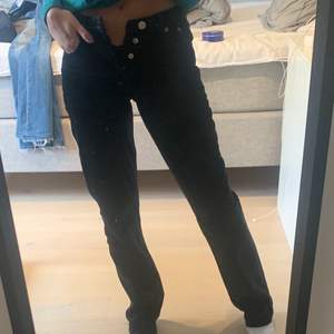 säljer dessa svarta midwaist jeansen från zara i storlek 34. de är långa i benen på mig som är 164! köpare står för frakt