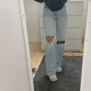 Zara raka jeans - Populära Zara jeans, full length 🙌🏼 Säljer mina favoritjeans då de tyvärr inte passar längre. Storlek 34 och långa för mig som är 169, raw cut så går även att klippa kortare 💖 