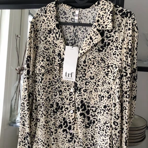 Skjorta från ZARA - Djurmönstrad skjorta ifrån ZARA stl 38, aldrig använd men snygg passform. Nypris: 299kr