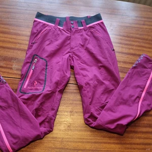 Rosa funktionsbyxor peak - Sjukt snygga funktinsbyxor från peak. Många fickor. Rosa storlek s. Låg midja. 99 kr. samfraktar vid köp av flera varor för 66 kr 👍💕📦