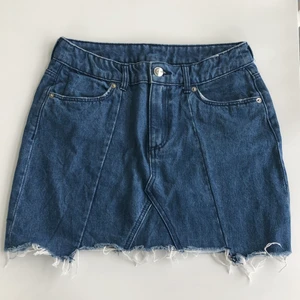 Jeanskjol - Jeanskjol från HM. Använd enstaka gånger. Mycket fint skick. 