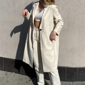 kappa från H&M - så fin kappa nu till hösten i naturvit/beige 🤍 den är i storlek L och passar mig bra som brukar ha xs/s då jag gillar större kappor 🧚🏼