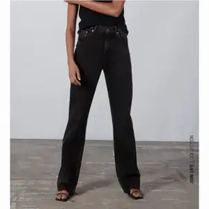 Säljer mina svarta Jeans från zara. Straight modellen highrise.
