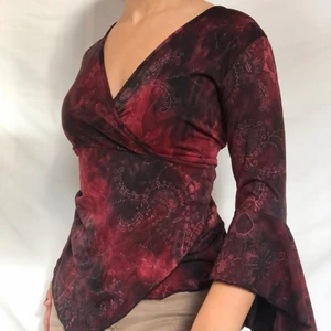 Fairycore röd svart mesh top - Unik topp i fina höstliga färger. Flare armar och små glittriga detaljer längs med hela toppen. Märkt storlek M men visas på en S så passar allt där emellan då den är mycket stretchig. Köpare står för 24kr frakt. Högsta bud 320kr exkl frakt! Avslutas 24h efter senaste bud. Så länge annonsen finns uppe fortgår budgivningen så buda på privat!!!