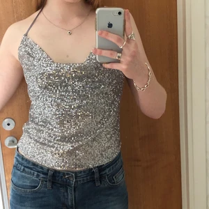 Paljettlinne - Halter-linne med paljetter från zara som knyts i nacken! Så fint till vintern och nyår och perfekt längd till lågmidjade jeans🤍