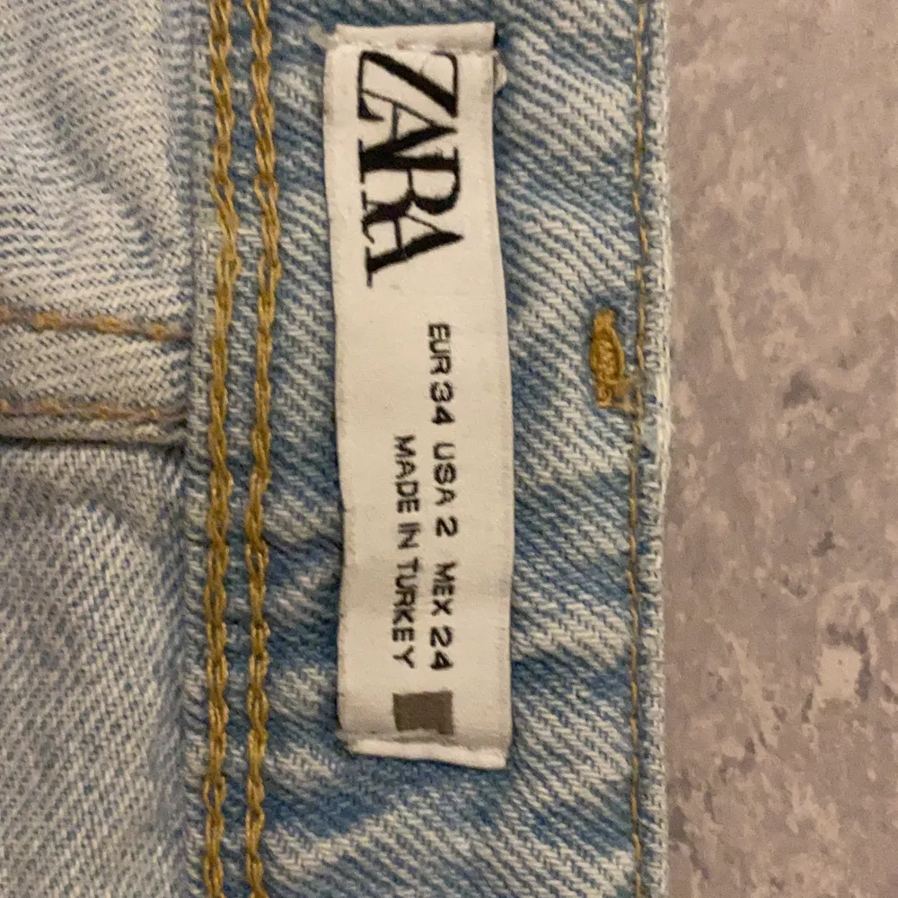 Super snygga blåa vida jeans! Köpta på zara kommer ej ihåg exakta priset men runt 500kr säljer för 350kr priset kan diskuteras vid snabb affär💕 strl 34 . Jeans & Byxor.