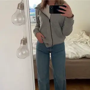 Supersnygga blå jeans från monki i storlek 26🤍⚡️har klippt egen slits på utsidorna längst ner på byxorna⚡️köparen står för frakt🥰