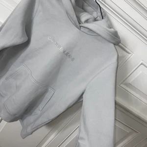 Calvin klein hoodie  - En äkta calvin klein hoodie, står XS men passar en S också. Använd fåtal gånger bara! Säljer för att den blivit för liten för mig tyvärr. Kan mötas upp i Helsingborg eller så fraktar jag! 