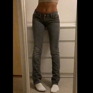 Replay vintage lowrise jeans  - SKITSNYGGA gråa jeans från en äldre replay kollektion. Bra kvalitet och sitter skönt. Storlek W25 och L34. Köptes för runt 1200kr