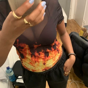 ” Eld ”tröja från Bershka - As cool genomskinlig tröja med eld på nedanför. Köpt från Bershka för 3 år sen men använt 2 gånger så är i mycket bra skick. Väldigt tajt och svår att få på för mig som är M så skulle säga att den passar XS/S