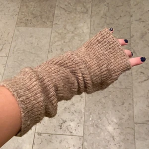 Torgvantar - Ett bar näst intill oandvända torgvantar som liknar Lisa yangs. De är i en beige färg och köpta för 400❤️ Det är i en Kashmir blandning!