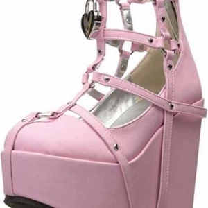 Rosa Poison 252 Demonians - Säljer min vän Rosa Damonians som hon bara har testat men dom var för små så orkade hon inte lämna tillbaka dom. Storlek 37 köpta på skofeber.se, skorna är 12,7 cm höga och i väldigt fin skick. Ordenarie pris är 1400kr. OBS köparen står för frakten